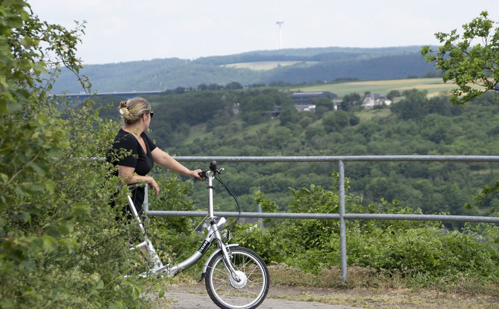 Mit einer kompakten Elektra hoch über der Mosel, das ideale Urlaubsrad für hügelige Gegenden.